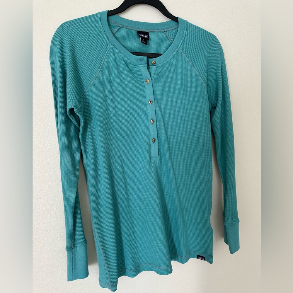 NWOT. Patagonia Women’s button-up thermal.